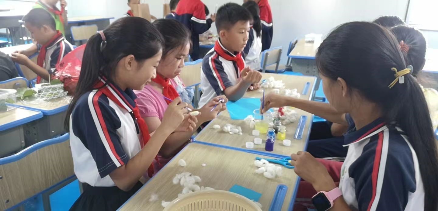 洞口縣茶場學(xué)校：開展“紅領(lǐng)巾”尋訪“蠶文化”勞動實踐活動