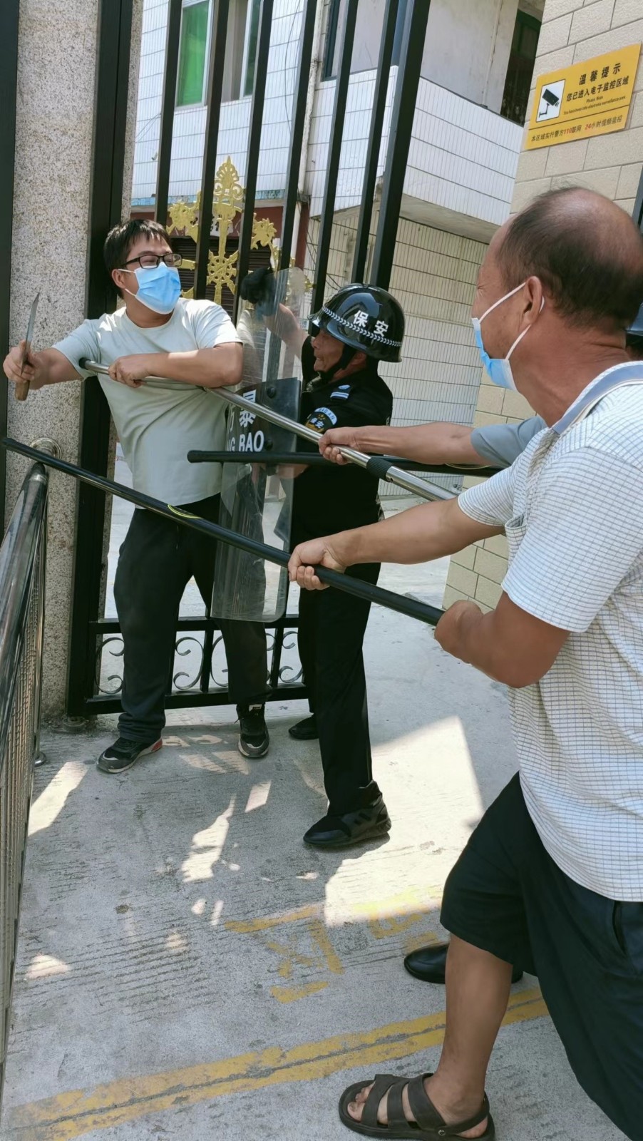 山門鎮(zhèn)市鎮(zhèn)完小進行反恐演練