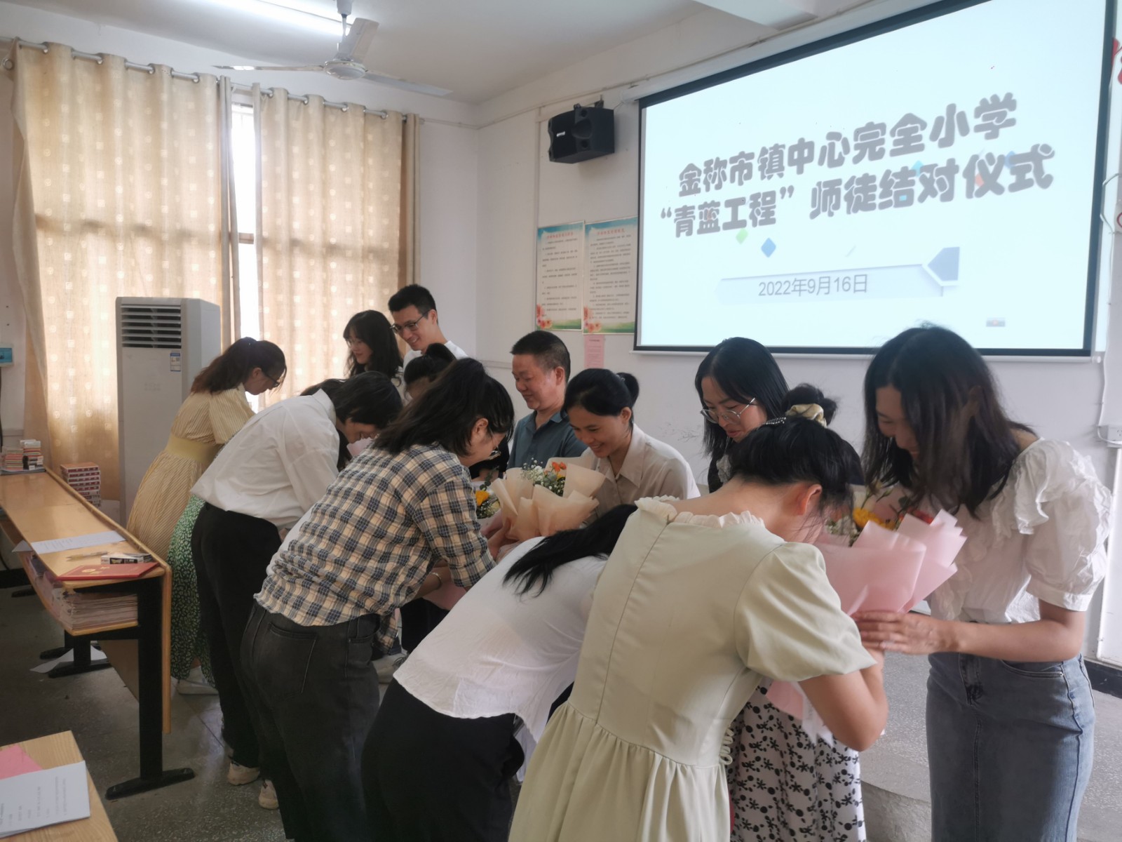 青藍(lán)共輝，同育桃李||金稱市鎮(zhèn)中心完小“青藍(lán)工程”師徒結(jié)對(duì)活動(dòng)