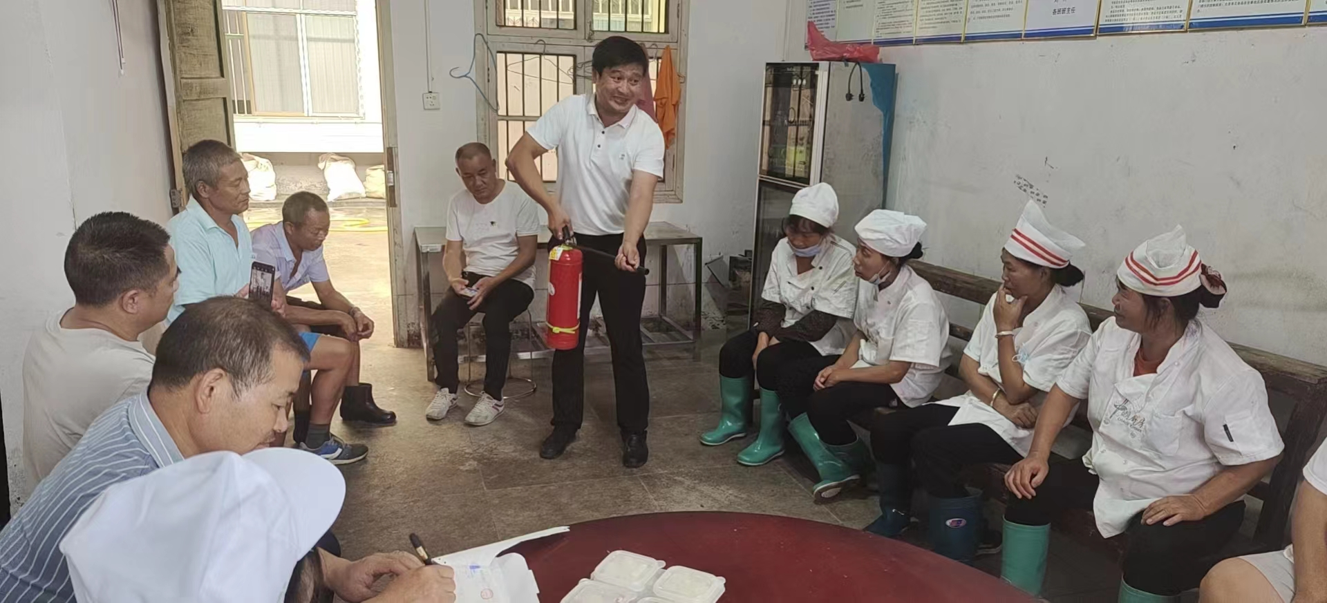 洞口縣花古中學(xué)召開(kāi)后勤安全工作培訓(xùn)會(huì)議