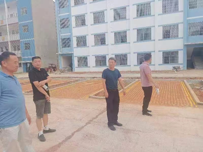 邵陽縣教育局基建股領導深入在建工程現(xiàn)場檢查指導工作
