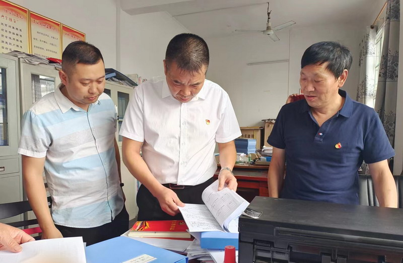 學(xué)校定點(diǎn)幫扶，助力鄉(xiāng)村振興——洞口四中校長李玉群一行深入駐村幫扶點(diǎn)走訪調(diào)研