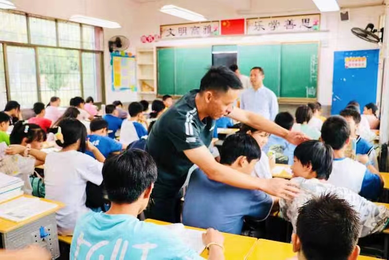 規(guī)范儀容儀表 塑造文明形象——邵陽縣蔡橋鄉(xiāng)中學(xué)開展學(xué)生儀容儀表檢查