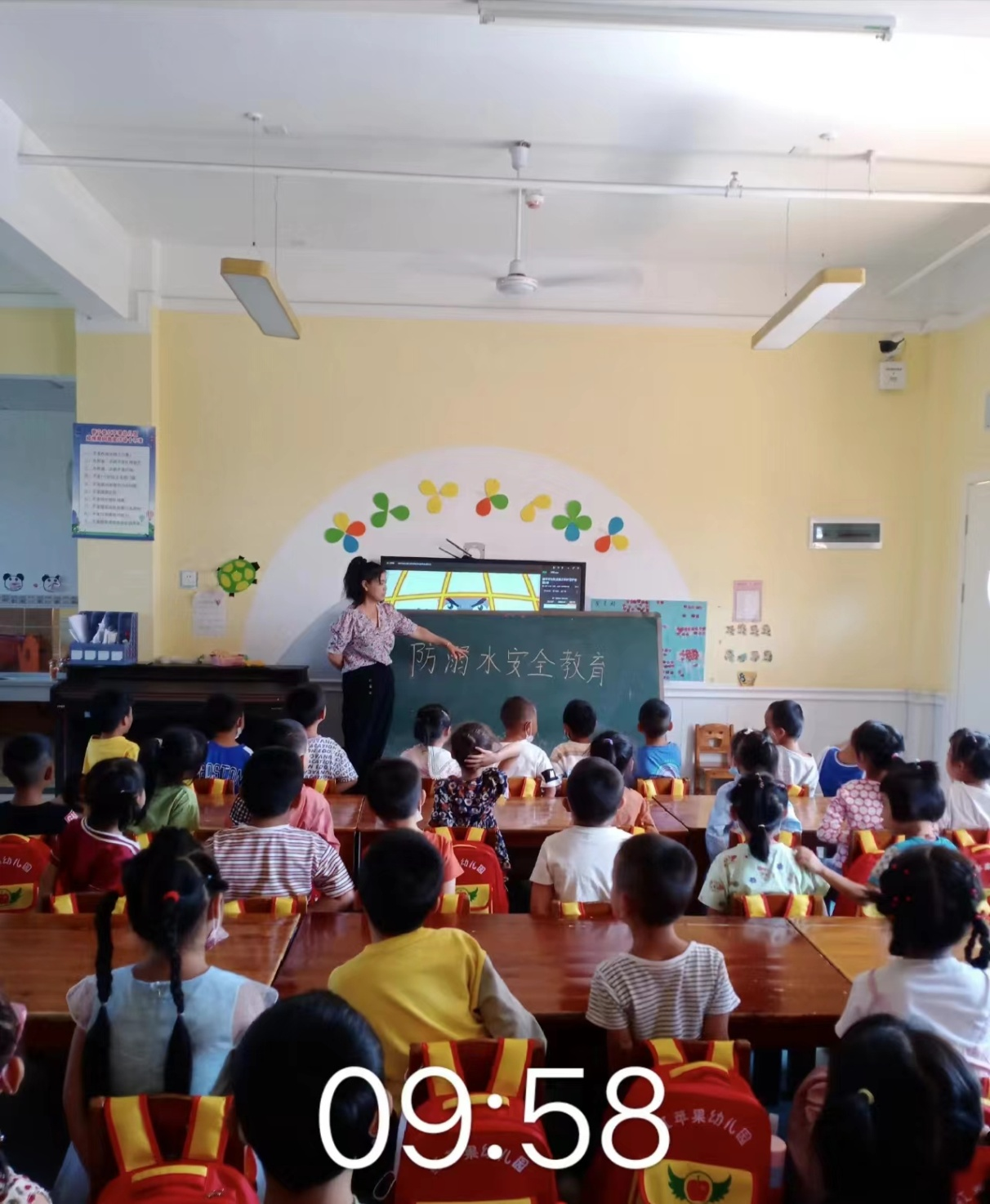 新寧縣紅蘋果幼兒園 開展  “防溺水安全教育”主題班會(huì)  ?