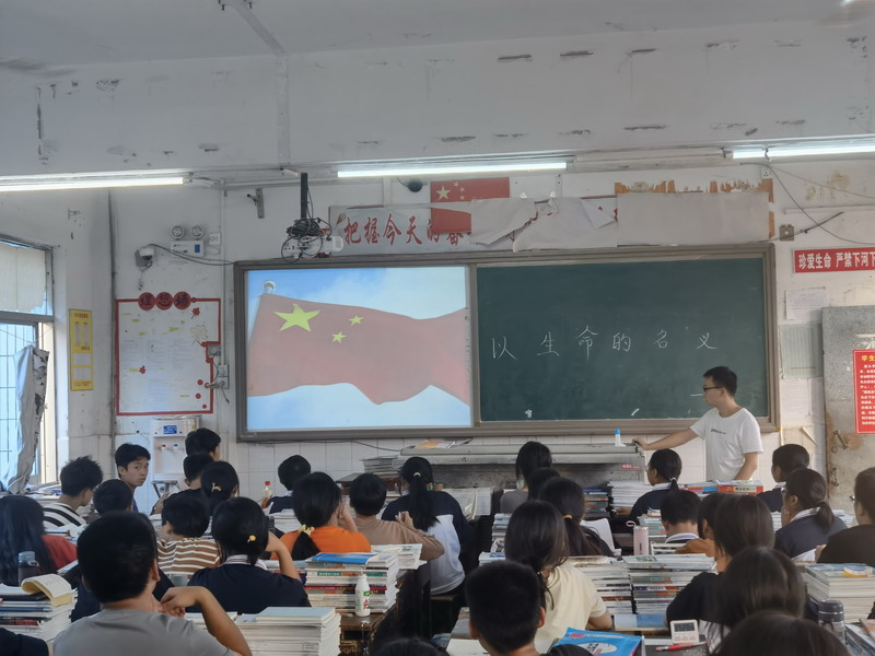 洞口四中組織學(xué)生觀看《湖南省校園安全教育科普宣傳片》