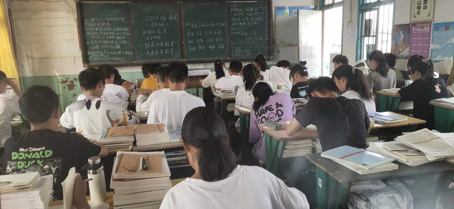 “真愛生命，嚴(yán)防溺水”——新寧三中開展防溺水主題班會活動