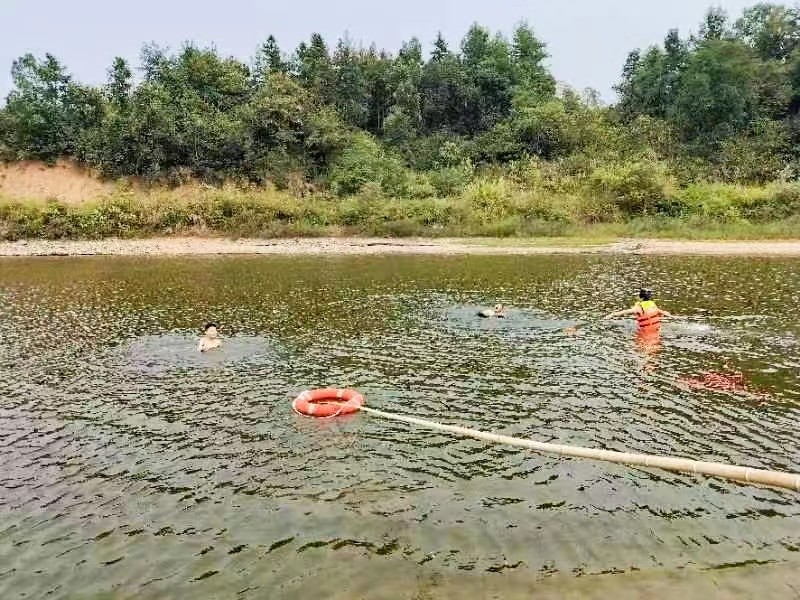 蔡橋鄉(xiāng)政府聯(lián)合蔡橋鄉(xiāng)中心完小舉行“預(yù)防學(xué)生溺水應(yīng)急救援演練”