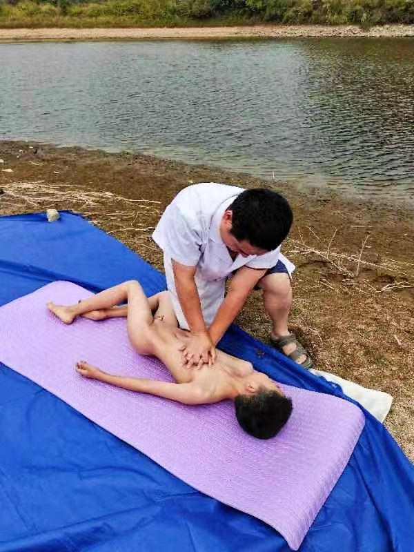 蔡橋鄉(xiāng)政府聯(lián)合蔡橋鄉(xiāng)中心完小舉行“預(yù)防學(xué)生溺水應(yīng)急救援演練”