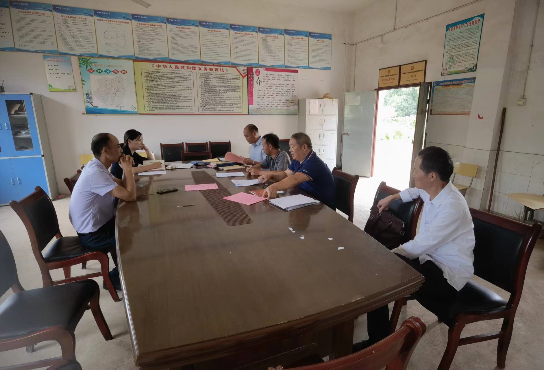 邵陽縣督學(xué)第四責(zé)任區(qū)開展對(duì)轄區(qū)學(xué)校各教室功能室一月一督導(dǎo)檢查