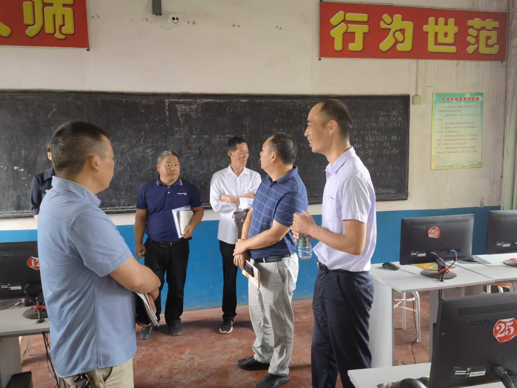 邵陽縣督學(xué)第四責(zé)任區(qū)開展對(duì)轄區(qū)學(xué)校各教室功能室一月一督導(dǎo)檢查