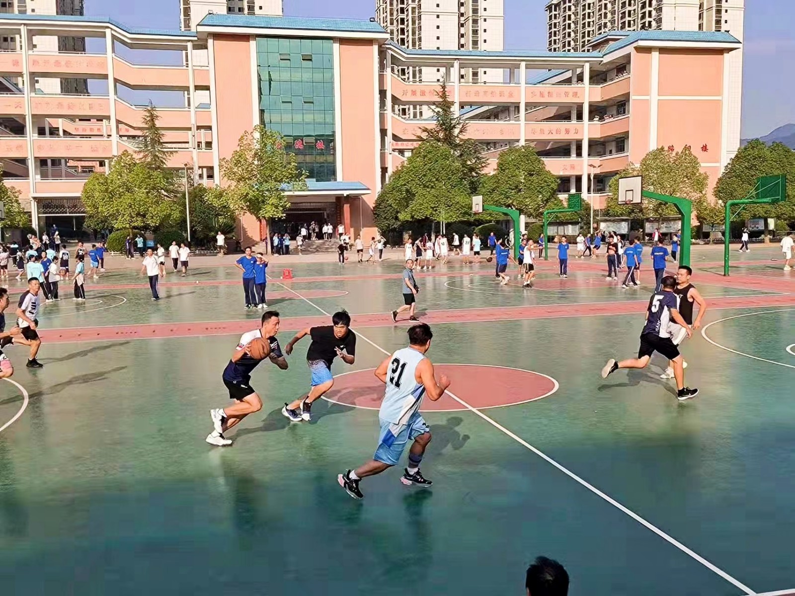 與球共舞暢享歡樂(lè) ——解放小學(xué)與崀山培英學(xué)?；@、排交流賽