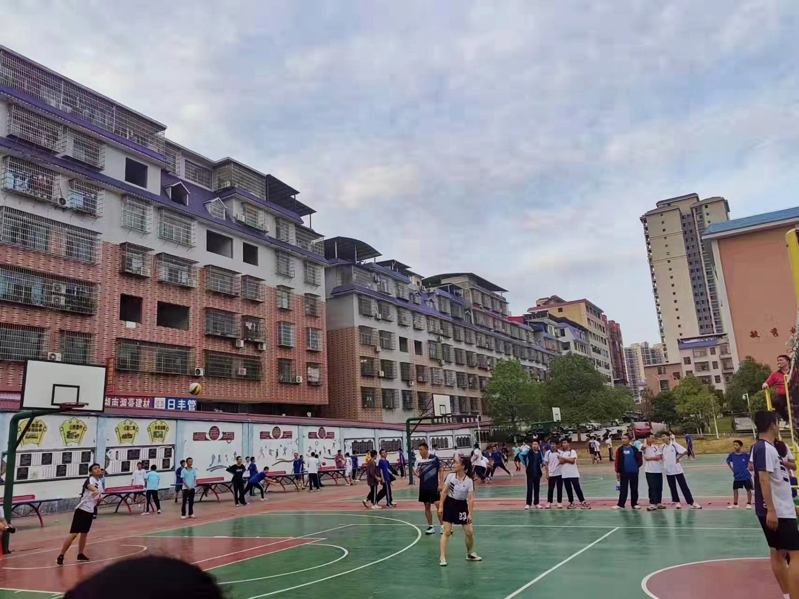 與球共舞暢享歡樂(lè) ——解放小學(xué)與崀山培英學(xué)?；@、排交流賽
