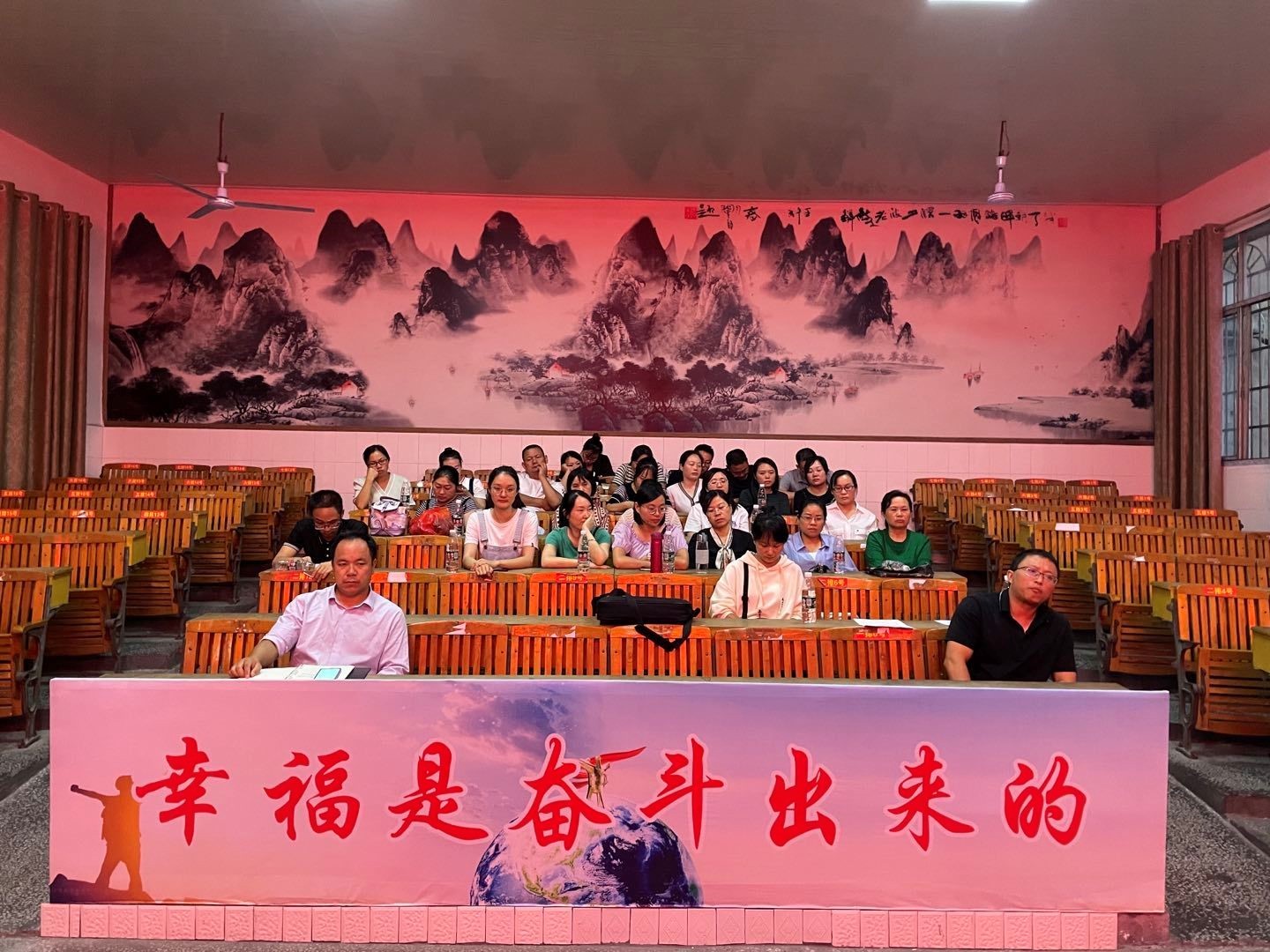 凝心筑夢再啟航。