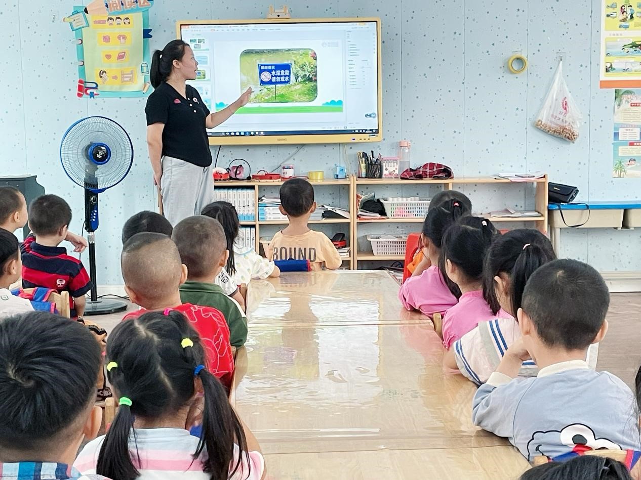 邵陽縣下花橋鎮(zhèn)中心幼兒園開展國慶假期防溺水安全教育主題課