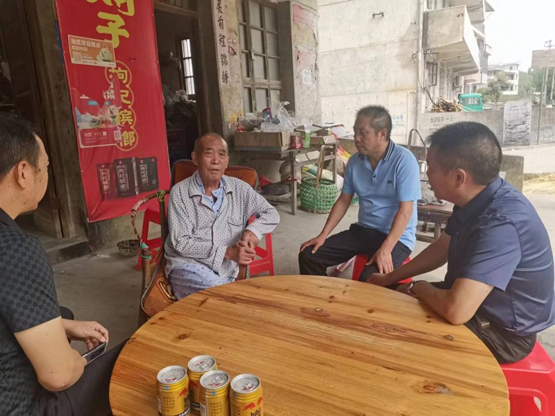 洞口四中領(lǐng)導(dǎo)看望慰問生病退休老教師