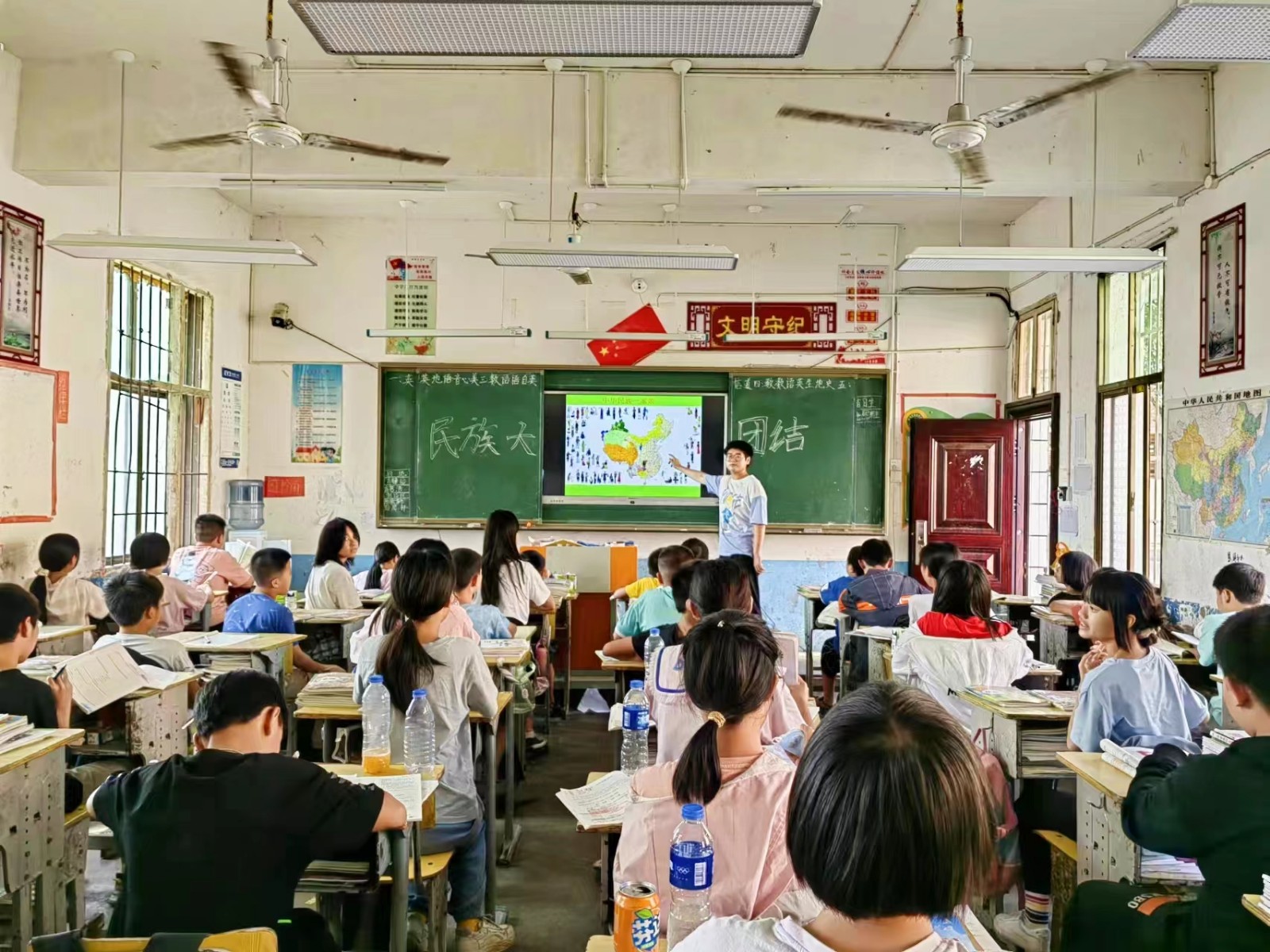 邵陽(yáng)縣塘田市鎮(zhèn)中學(xué)開(kāi)展民族團(tuán)結(jié)教育主題班會(huì)活動(dòng)