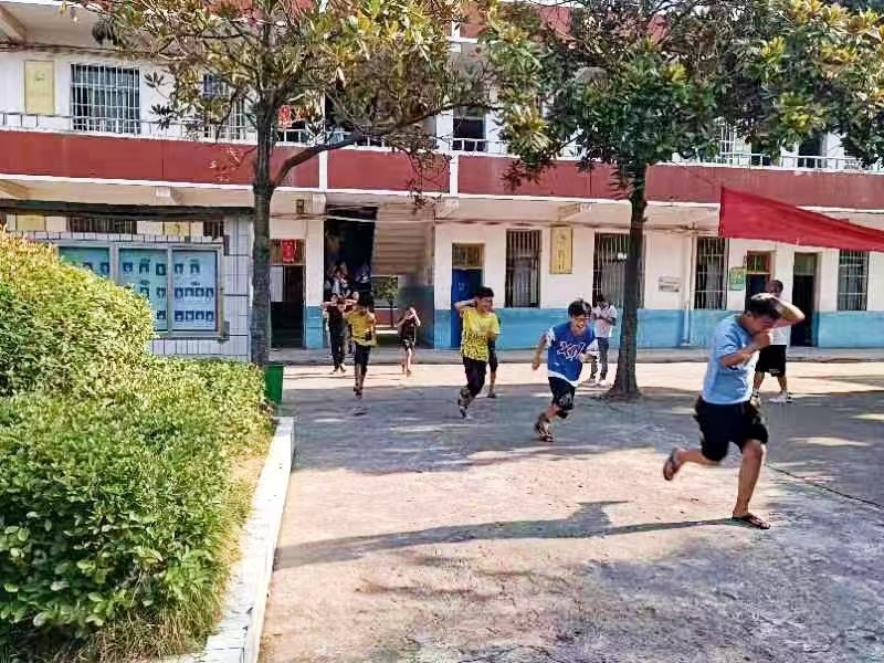 金稱市鎮(zhèn)中學舉行防震避險應急疏散暨消防演練