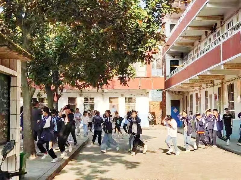 金稱市鎮(zhèn)中學舉行防震避險應急疏散暨消防演練