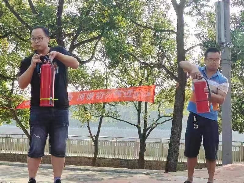 金稱市鎮(zhèn)中學舉行防震避險應急疏散暨消防演練