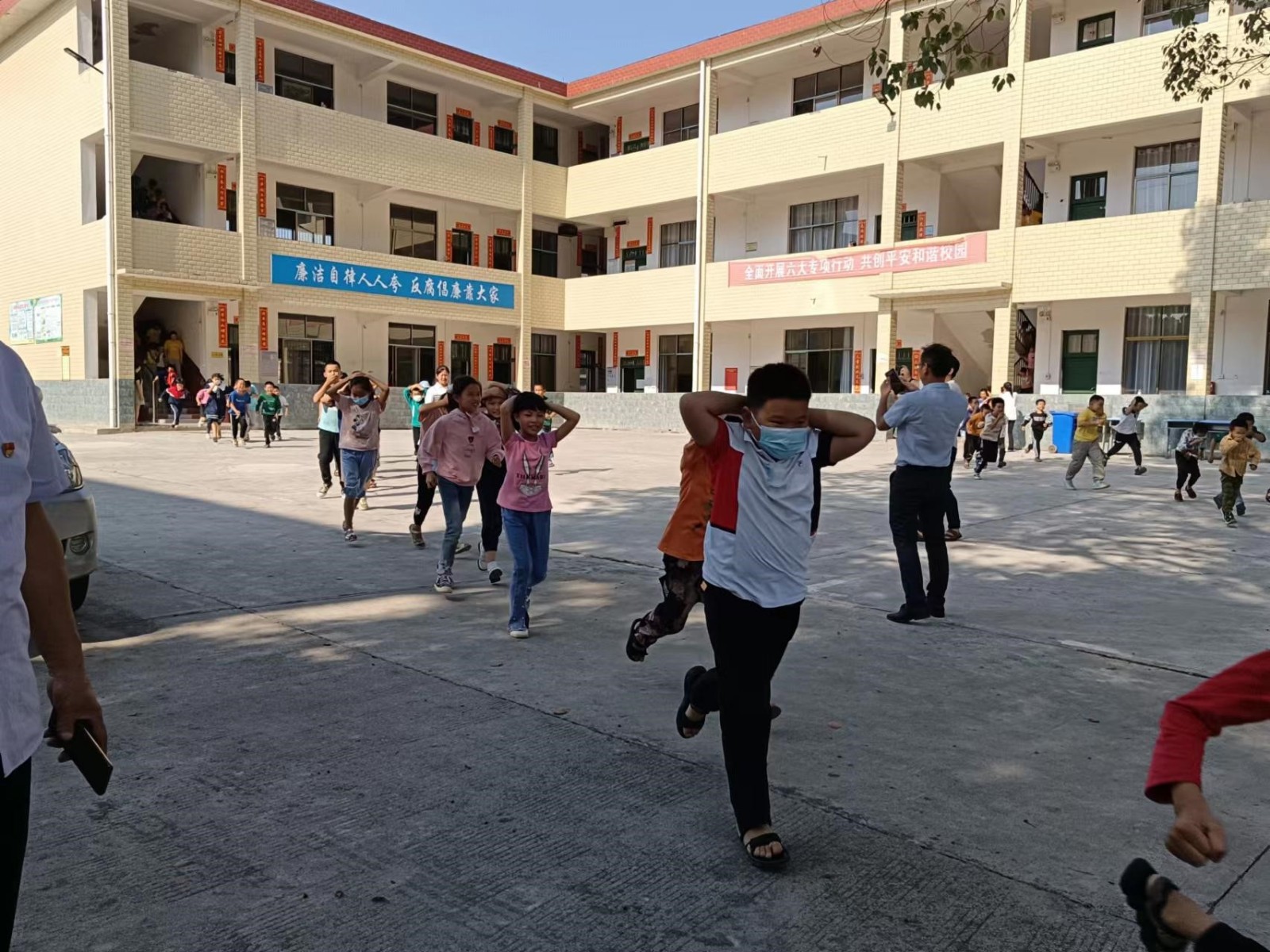 洞口縣茶場學(xué)校：消防安全疏散演練，增強(qiáng)自救互救能力