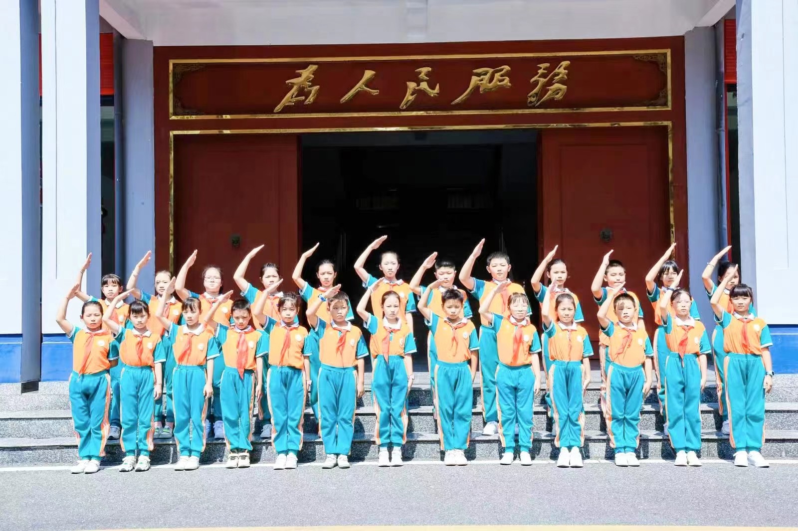 新寧縣解放小學開展紅領(lǐng)巾校外實踐活動