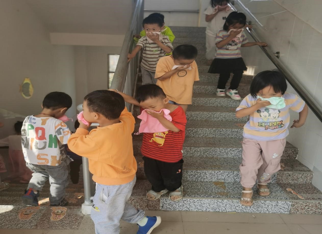 新寧縣清江橋鄉(xiāng)中心幼兒園開展消防安全演練