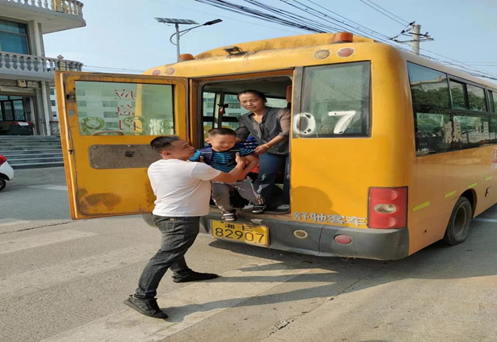 新寧縣清江橋鄉(xiāng)中心幼兒園開展校車安全應(yīng)急演練