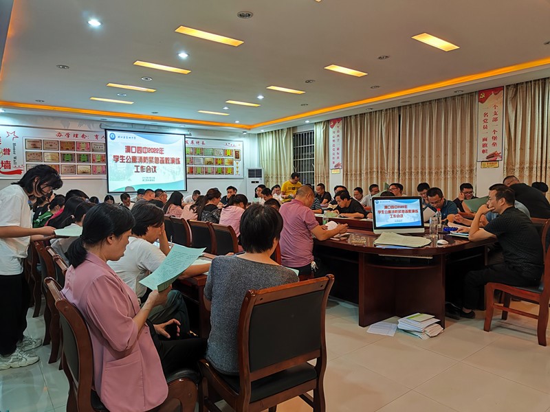 洞口四中開展學(xué)生公寓消防緊急疏散演練