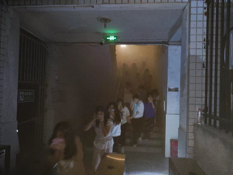 洞口四中開展學(xué)生公寓消防緊急疏散演練