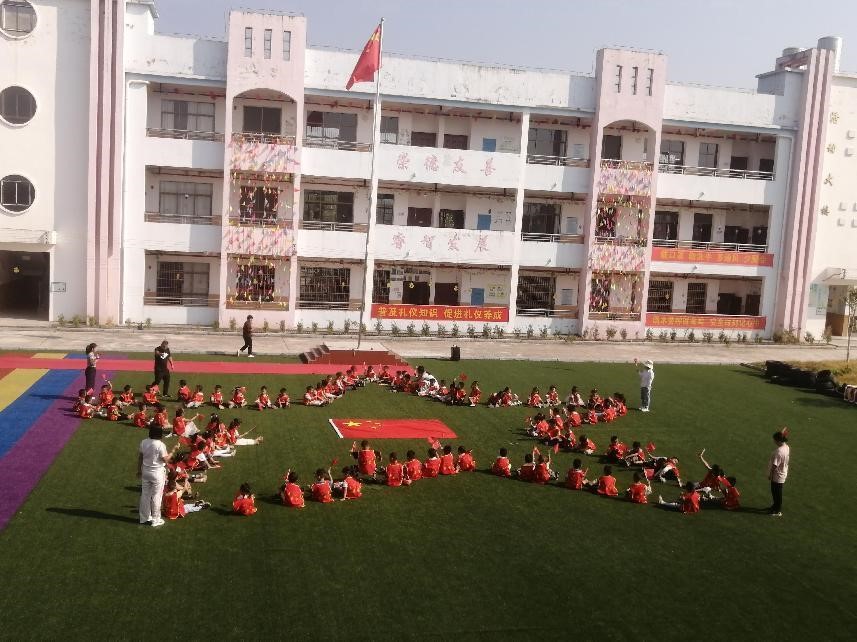 新寧縣萬塘鄉(xiāng)白馬田幼兒園開展“向國旗敬禮”活動