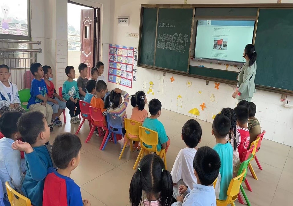 新寧縣清江橋鄉(xiāng)中心幼兒園開展“萌娃慶國慶”主題教育活動