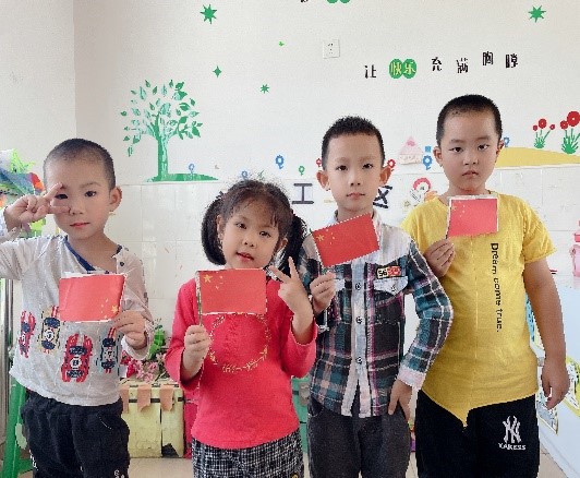 新寧縣清江橋鄉(xiāng)中心幼兒園開展“萌娃慶國慶”主題教育活動