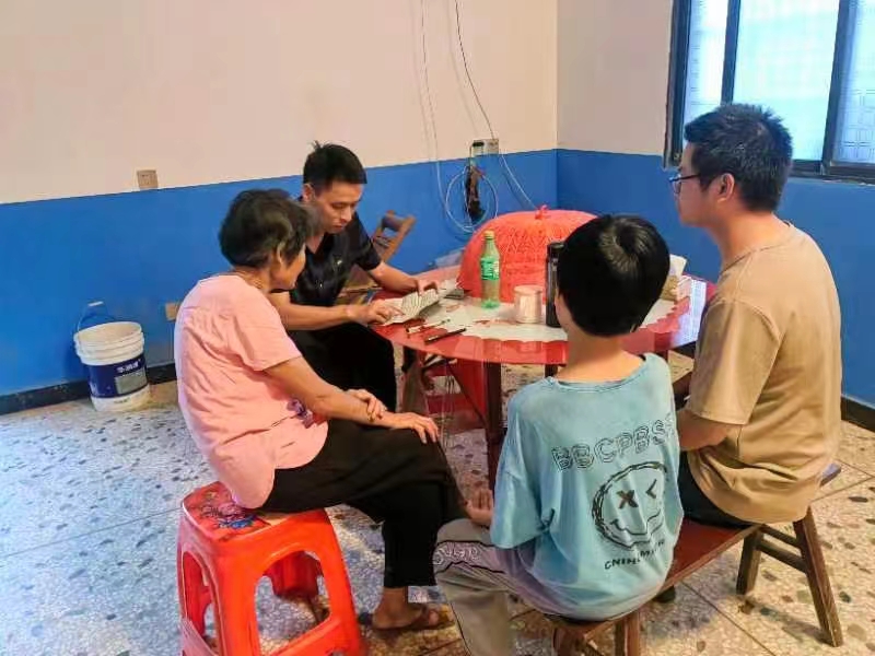 邵陽(yáng)縣蔡橋鄉(xiāng)中學(xué)開(kāi)展防溺水“千師訪萬(wàn)戶”家訪活動(dòng)