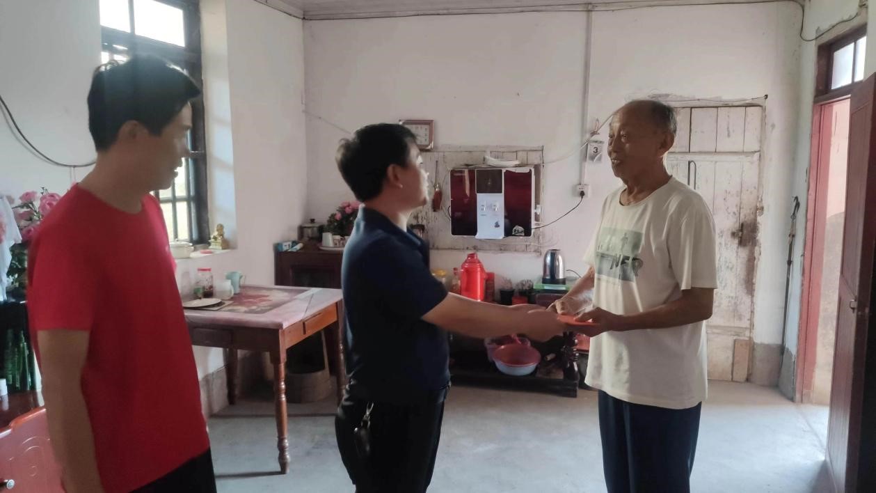 重陽慰問暖人心，關愛老人顯溫情