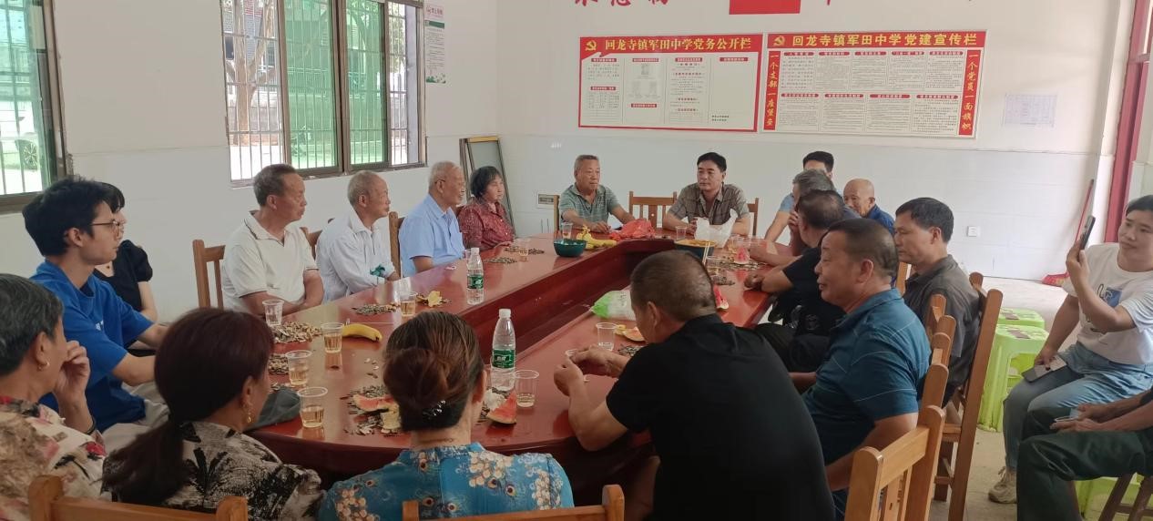 新寧縣回龍寺鎮(zhèn)軍田中學(xué)召開重陽(yáng)節(jié)退休教師座談會(huì)