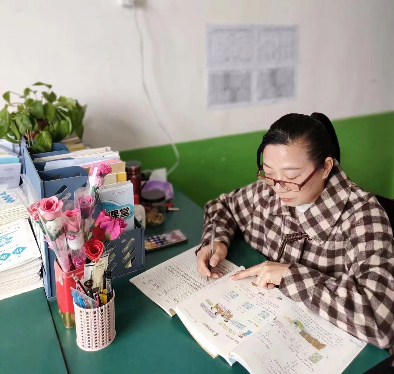 青春耕耘三尺講臺  精心澆灌祖國花朵