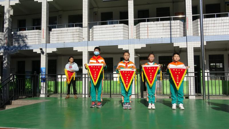 文明禮儀伴我行——  新寧縣解放小學(xué)舉行國旗下的講話