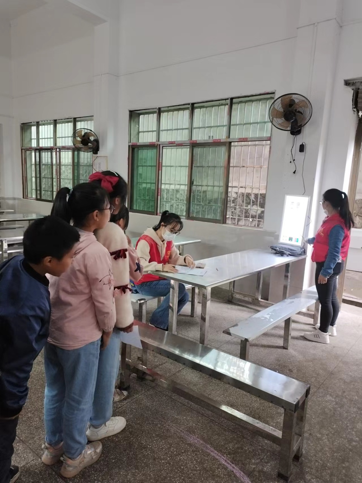 洞口縣茶鋪中學(xué)開展學(xué)生視力全員檢測活動