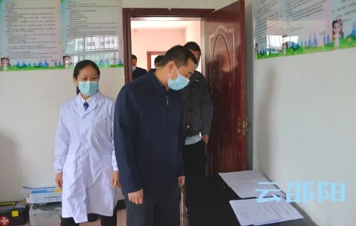 湯立斌在市區(qū)督查學(xué)校疫情防控工作