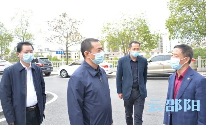 湯立斌在市區(qū)督查學(xué)校疫情防控工作