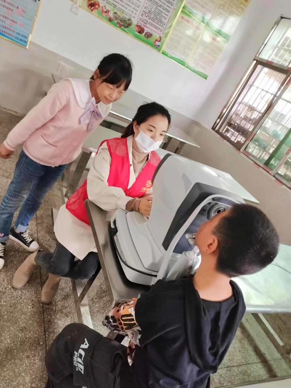 洞口縣茶鋪中學(xué)開展學(xué)生視力全員檢測活動