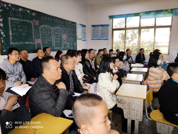 中心學(xué)校搭臺，兩學(xué)校唱戲