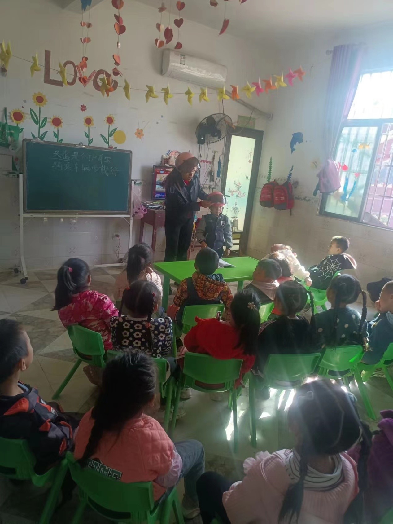 新寧縣清江橋鄉(xiāng)清江橋幼兒園開展一盔一帶教育