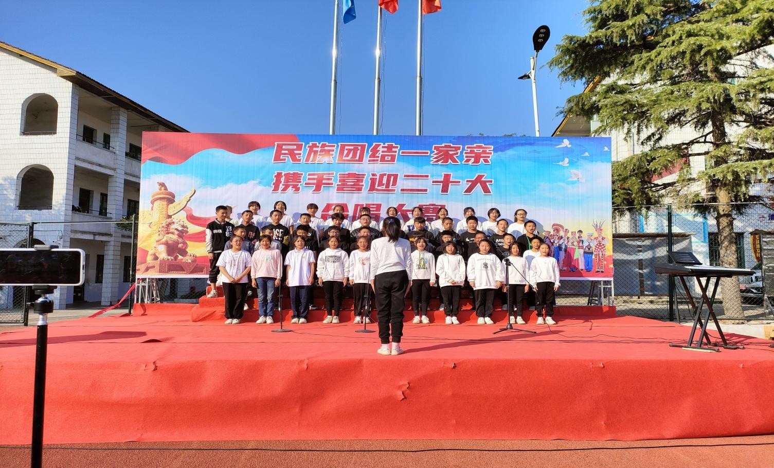 竹市鎮(zhèn)中學(xué)舉行“民族團(tuán)結(jié)一家親，攜手喜迎二十大”合唱比賽
