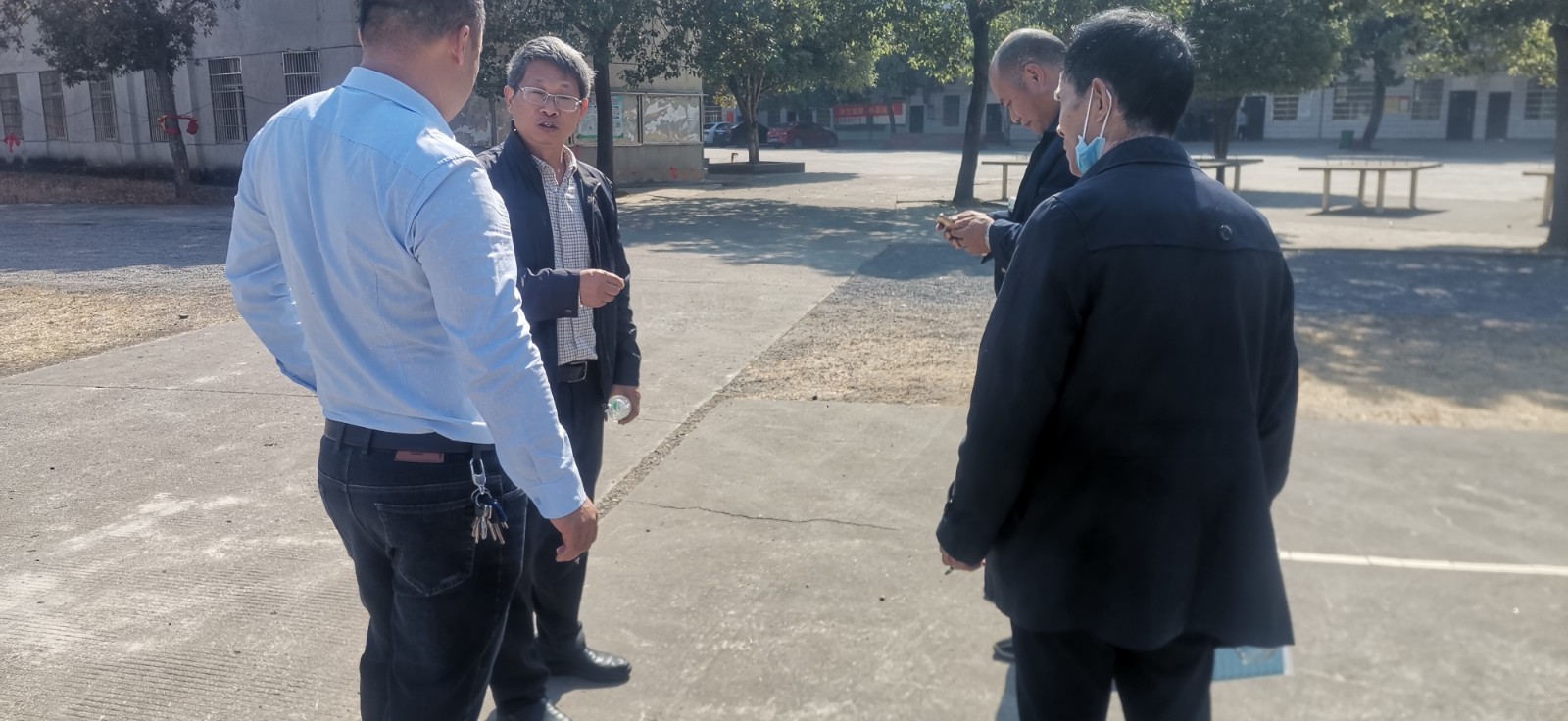 邵陽縣谷洲鎮(zhèn)中心學(xué)校黨支部發(fā)揮黨建引領(lǐng)帶頭，督導(dǎo)檢查灣塘中學(xué)校園安全工作