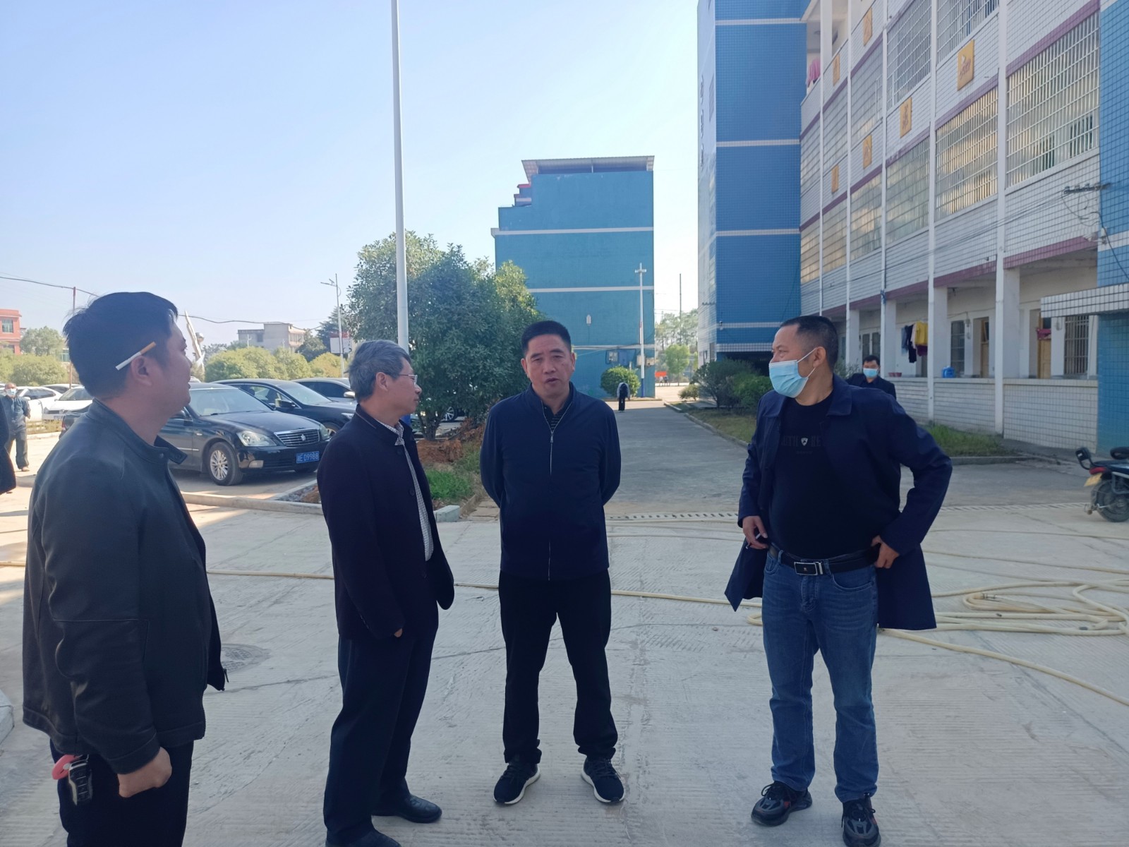 邵陽縣谷洲鎮(zhèn)中心學(xué)校黨支部發(fā)揮黨建引領(lǐng)帶頭，督導(dǎo)檢查灣塘中學(xué)校園安全工作