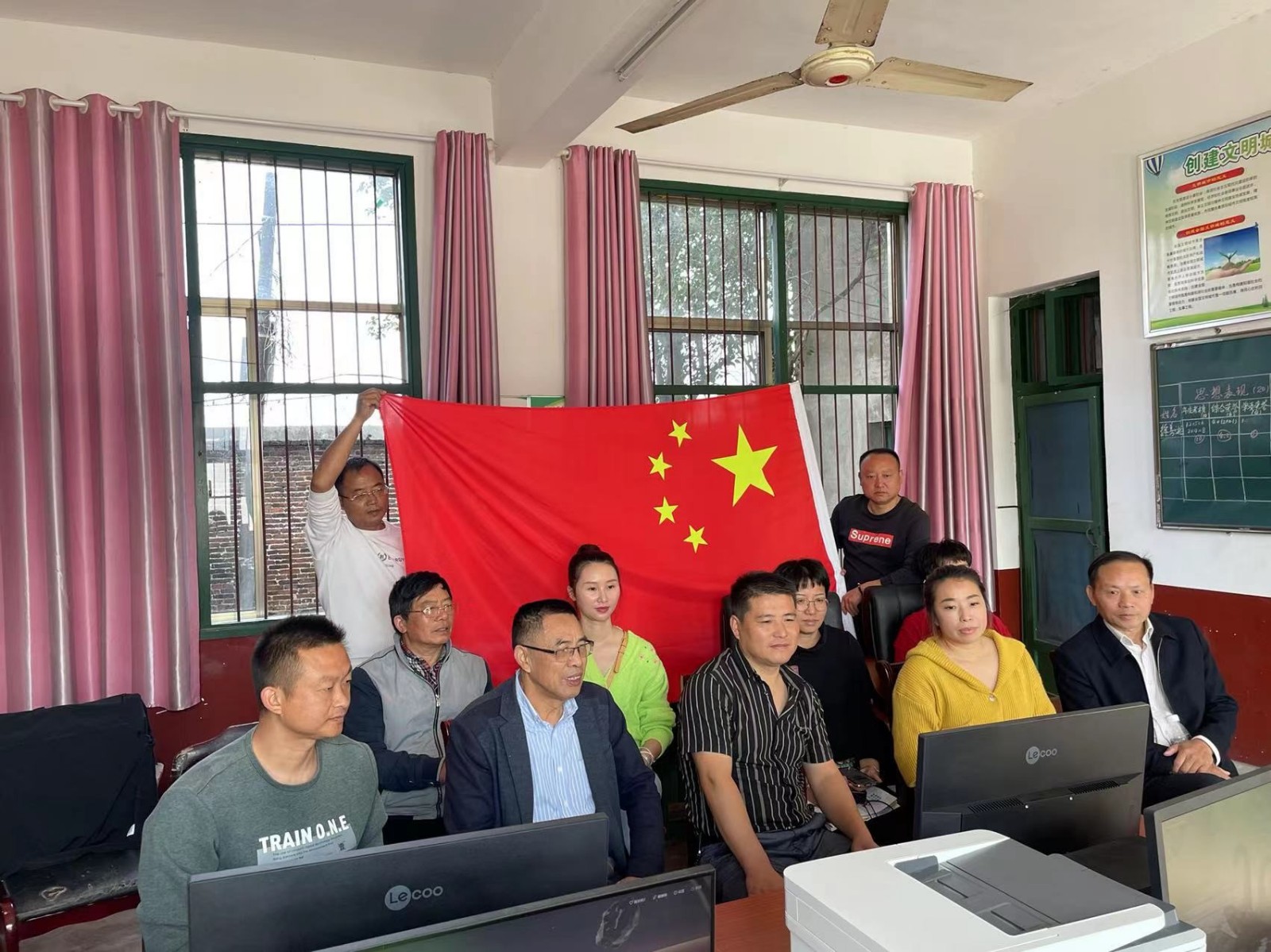 清澈的愛(ài)只為中國(guó)，火紅的心永遠(yuǎn)向黨