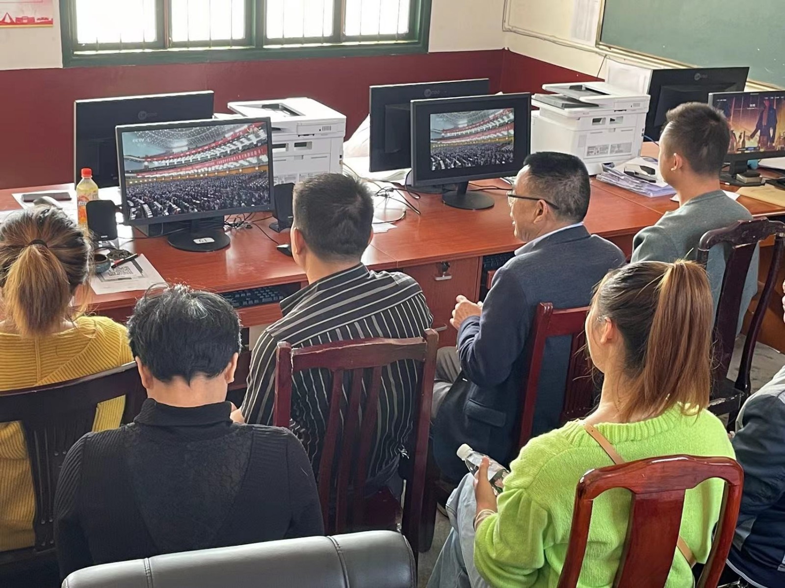 清澈的愛(ài)只為中國(guó)，火紅的心永遠(yuǎn)向黨