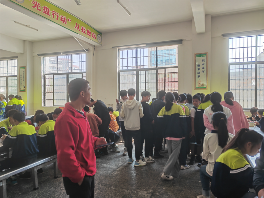 竹市鎮(zhèn)中學:教師陪餐暖人心,守護“舌尖上的安全”