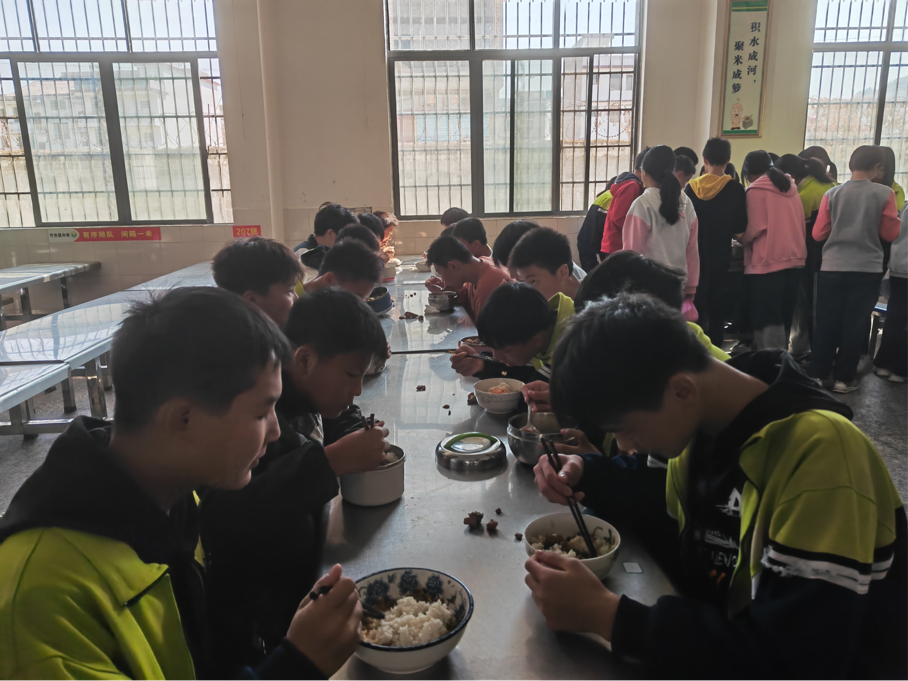 竹市鎮(zhèn)中學:教師陪餐暖人心,守護“舌尖上的安全”